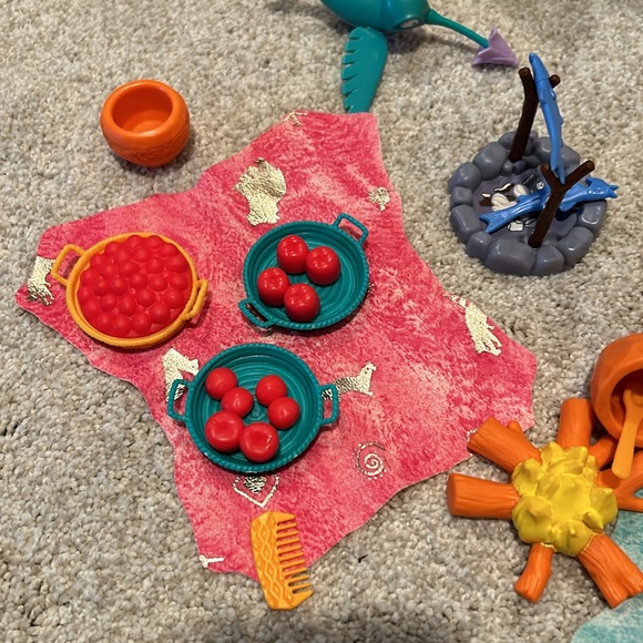 Disneys Pocahontas multiple piece play set with case. - Picture 6 of 9